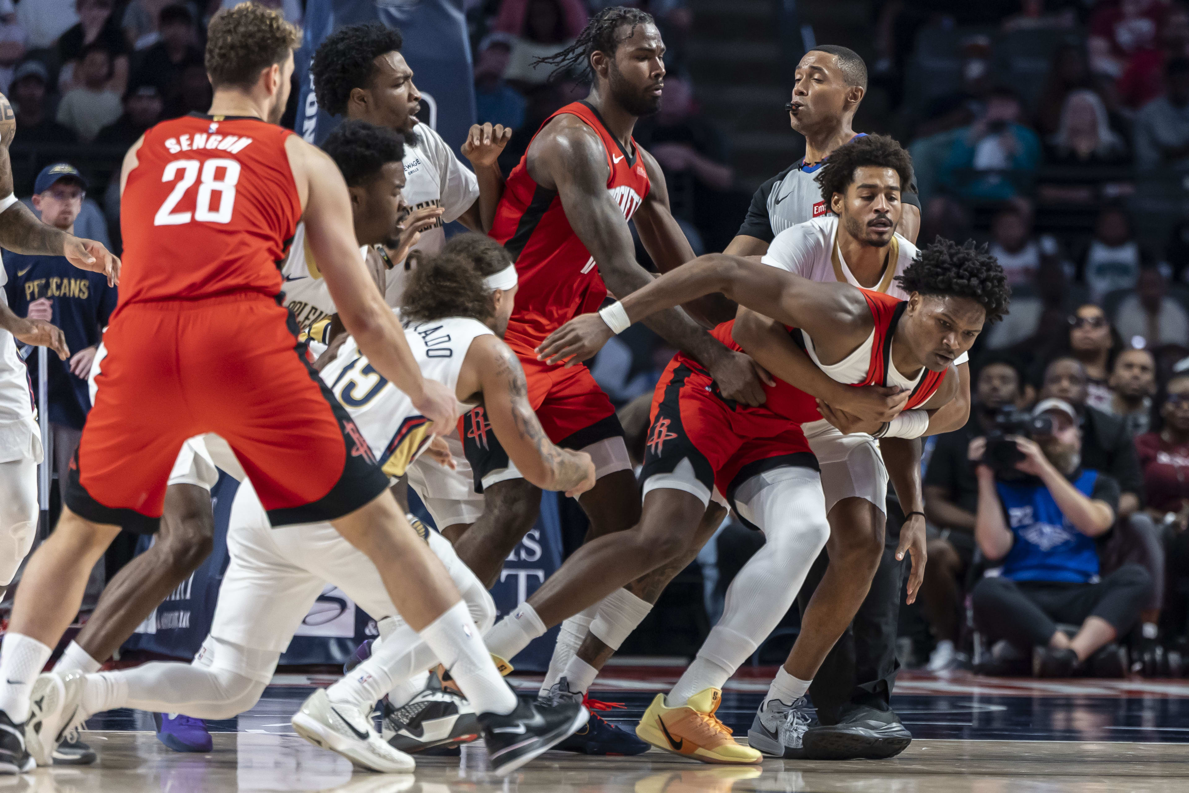 阿门与阿尔瓦拉多发生冲突被判一级恶意犯规