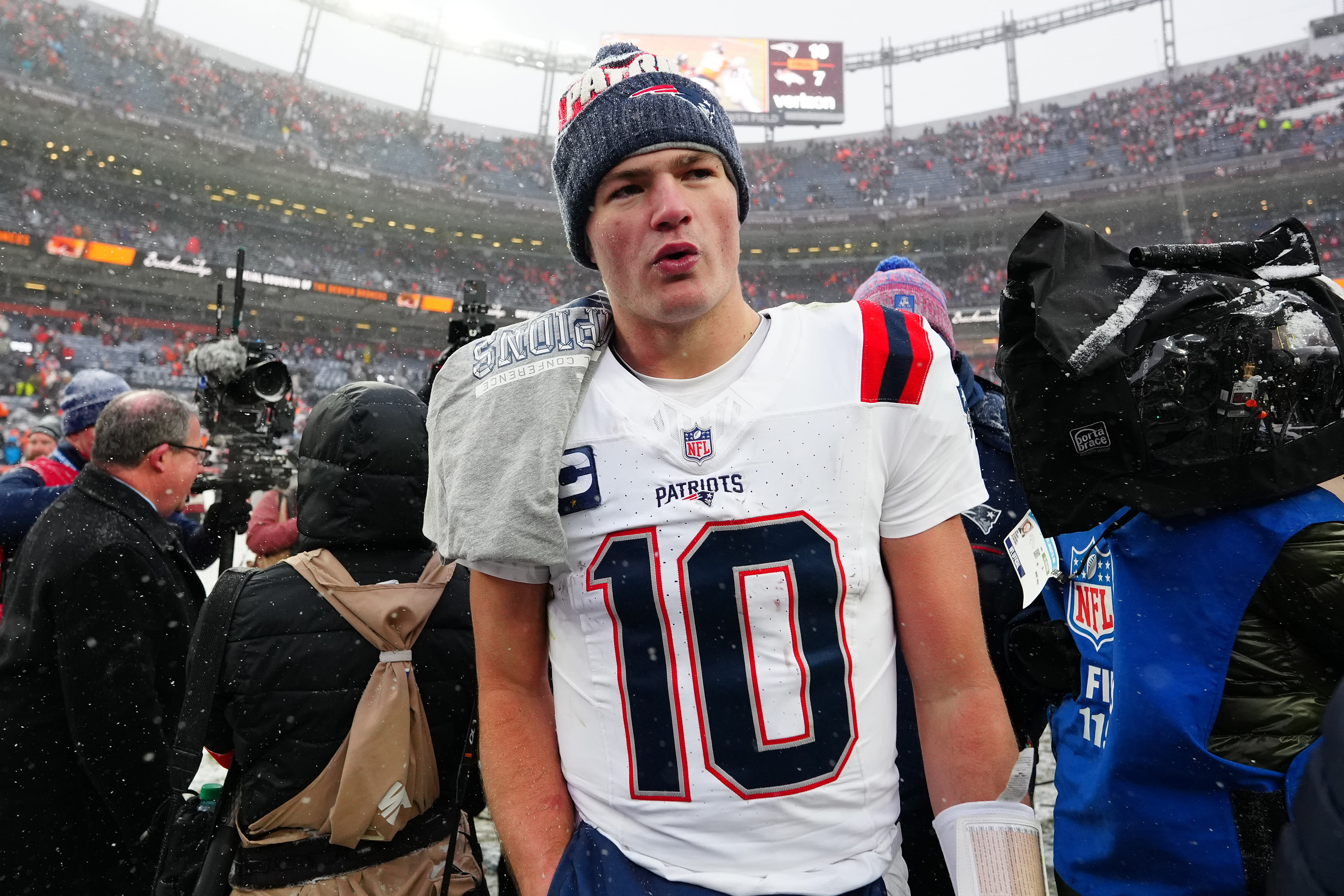 Popular Model Makes Classless Offer To Patriots Quarterback Drake Maye -  The Spun