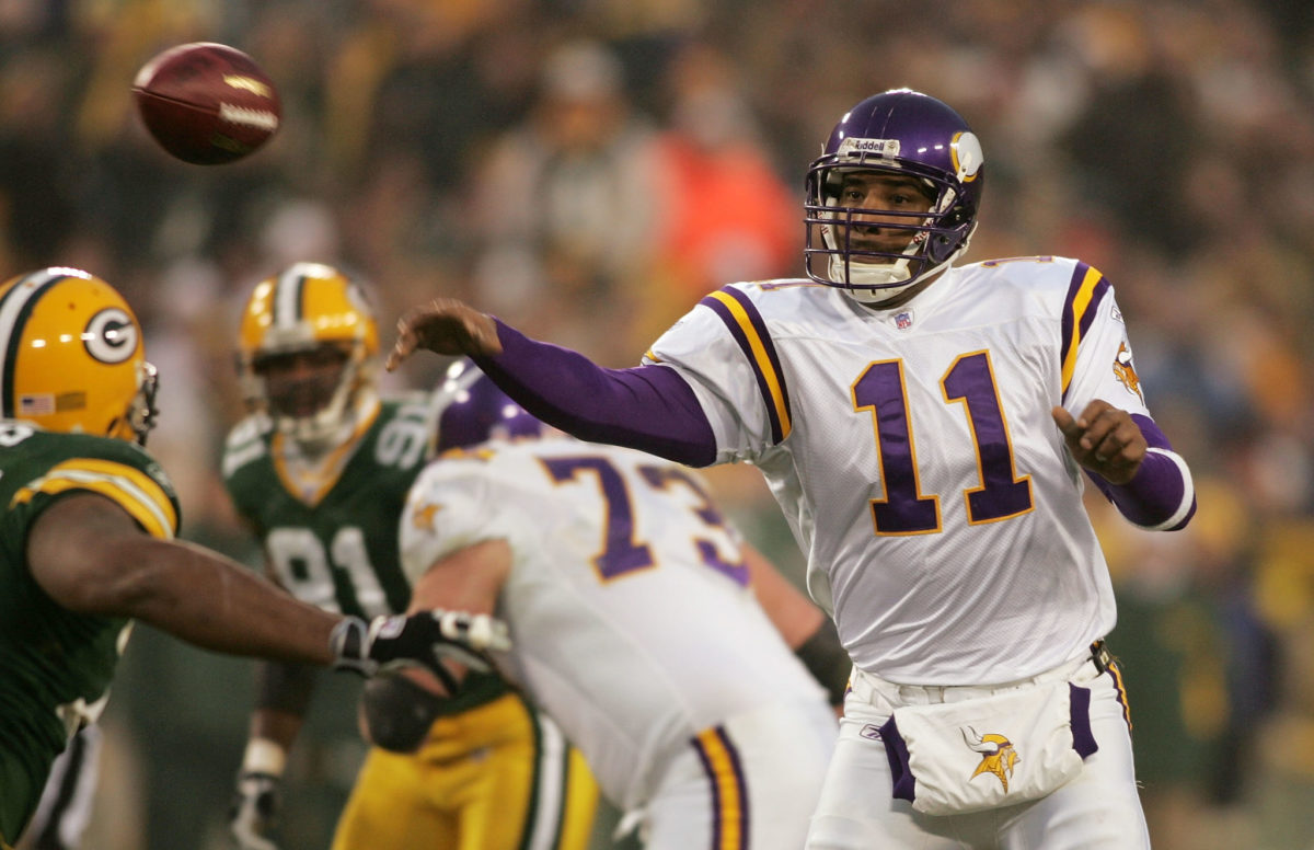 Daunte Culpepper throwing a pass.