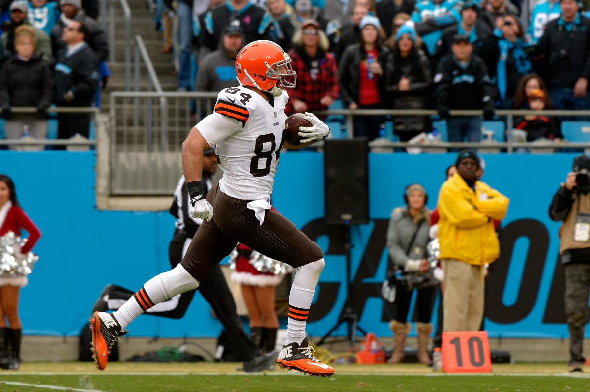 Il tight end dei Browns Jordan Cameron segna un touchdown.